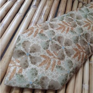 EUC TOMMY BAHAMA Tan w/Green Blue & Brown Flowers Copper Leaves 100% Silk Tie